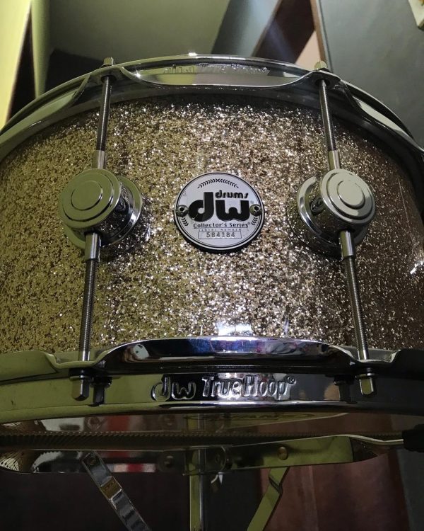 Caixa DW Collectors 14×7″ Revestimento em Sparkle Gold